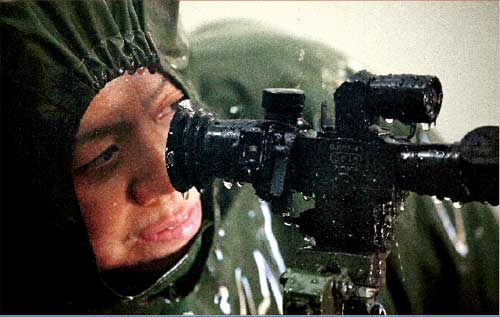 黃雪鷹在淋雨試驗中對槍支瞄準鏡進行調試 黃雪鷹在淋雨試驗中對槍支瞄準鏡進行調試