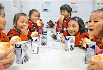 ��12��13�գ����Ϝ�Դ�h����С�W�ĺ��ӂ����ڳԠI�B(y��ng)��������յ������һ�K�����һ�м�ţ�̡�