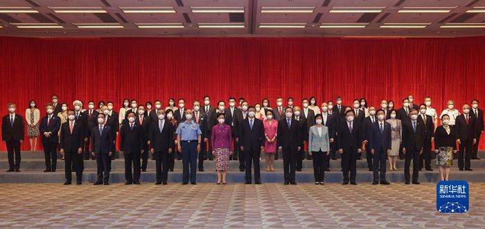 習(xí)近平會(huì)見香港特別行政區(qū)行政、立法、司法機(jī)關(guān)負(fù)責(zé)人