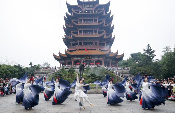 賞景、逛展、看表演 民眾樂享假期