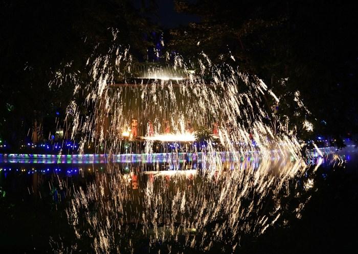 ?？谏涎莘沁z“打鐵花”如繁星閃耀夜空