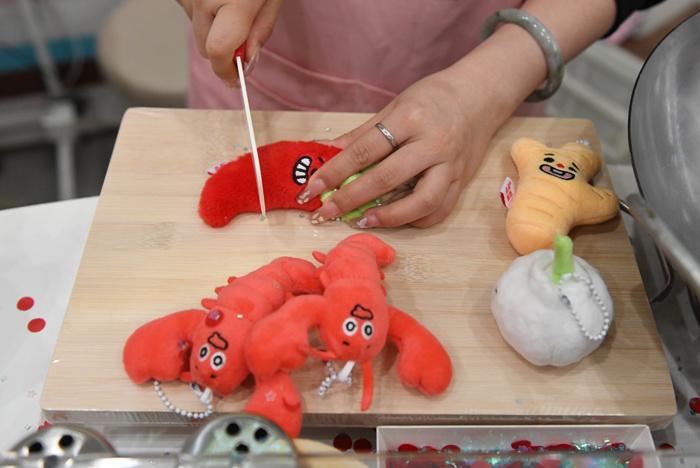 成人“過(guò)家家”來(lái)了！長(zhǎng)沙湘菜版jellycat受捧