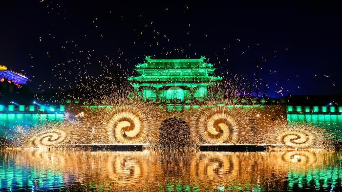 河南開封：非遺火壺、打鐵花同臺(tái)“綻放”