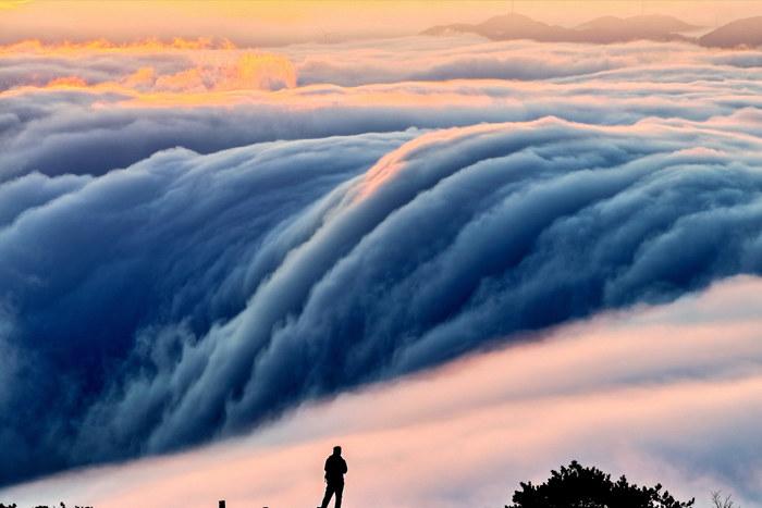 江西吉安：云?！傲魈省柄棻P山山脊間