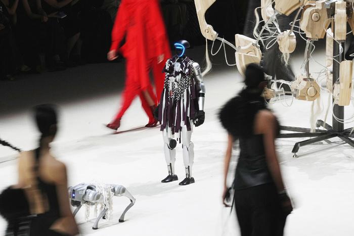 人形機(jī)器人首次亮相上海時(shí)裝周秀場(chǎng)