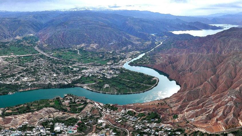 航拍黃河上游夏日風(fēng)光旖旎山河壯麗