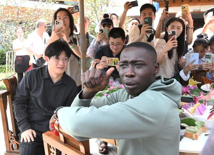 “無(wú)語(yǔ)哥”現(xiàn)身重慶體驗(yàn)地道“中國(guó)味”