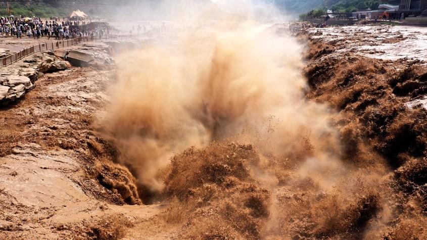 黃河壺口瀑布濁浪翻滾引游人