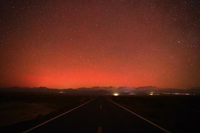 新疆哈密：璀璨星空中出現(xiàn)絢麗極光	