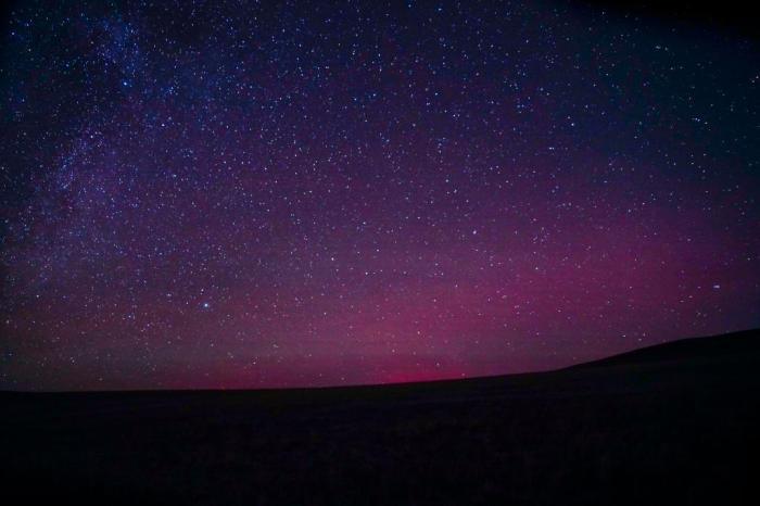 極光、銀河、流星共舞草原夜空	