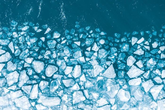 西藏山南：普莫雍措冰推似鉆鑲嵌藍(lán)湖