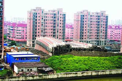 �����ĘǷ�λ�ں�߅���ײ��۔��ˮ������¶������