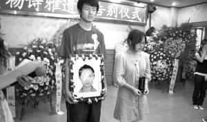 大學(xué)生求愛(ài)遭拒殺女同學(xué)續(xù):受害者母親網(wǎng)上追憶