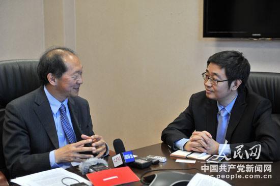 納扎爾巴耶夫大學(xué)校長(zhǎng)接受人民日?qǐng)?bào)人民網(wǎng)記者采訪。