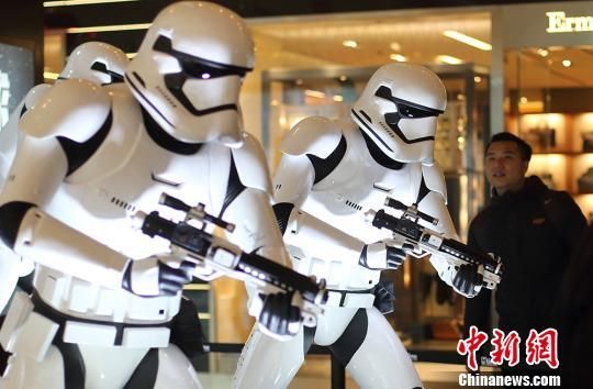 《星球大戰(zhàn)》熱映 “帝國沖鋒隊”現身南京