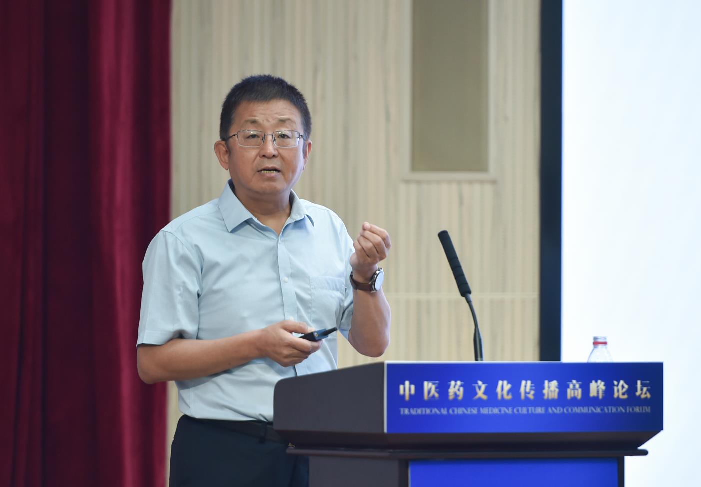 中國(guó)中醫(yī)科學(xué)院原院長(zhǎng)、首席研究員、中國(guó)非物質(zhì)文化遺產(chǎn)保護(hù)協(xié)會(huì)副會(huì)長(zhǎng)兼中醫(yī)藥委員會(huì)會(huì)長(zhǎng)曹洪欣發(fā)表主旨演講。