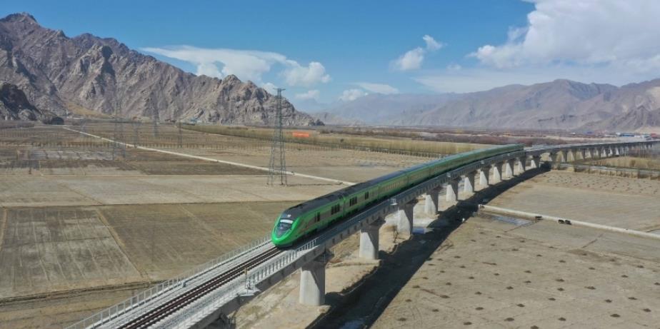 中國速度，讓奇跡不斷發(fā)生<p>有一種速度叫中國速度，有一種效率是中國效率。這十年，中國速度一次次驚艷世界。<p>