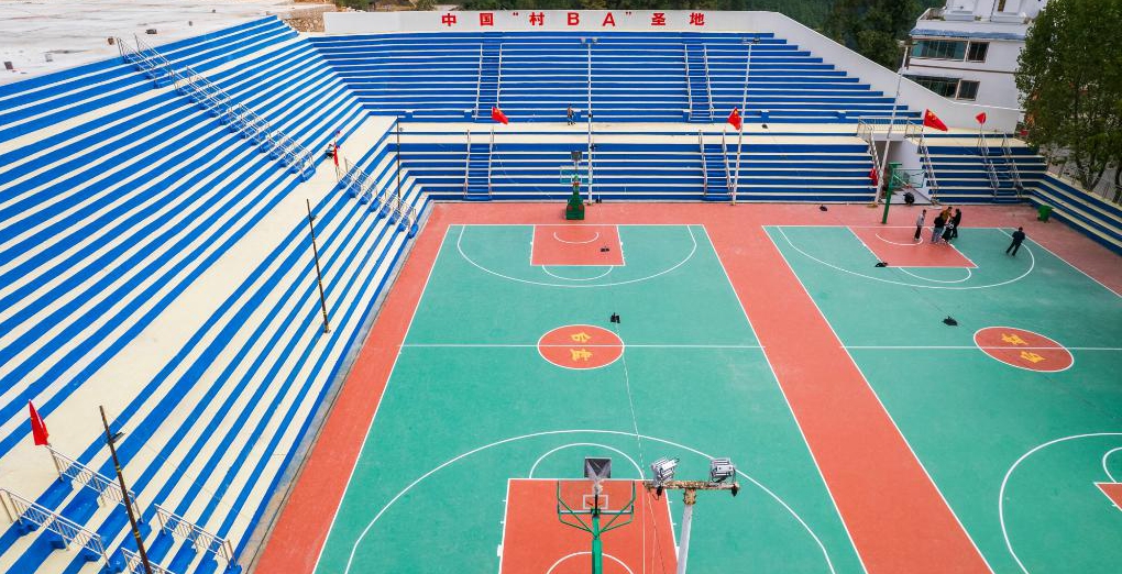 探訪“天下苗族第一縣”：“村BA”爆火背后是民族的交往交流交融<p>貴州省黔東南苗族侗族自治州臺江縣民族村寨臺盤村，對于籃球的熱愛是刻在骨子里的。見到村里高齡籃球愛好者陸大江時，他正打算前往“村BA”網(wǎng)紅籃球場了解改擴(kuò)建后的最新進(jìn)展，“我家里還有球衣和籃球，新球場弄好后要約上老伙計們?nèi)ヒ徽癸L(fēng)采?！?p>