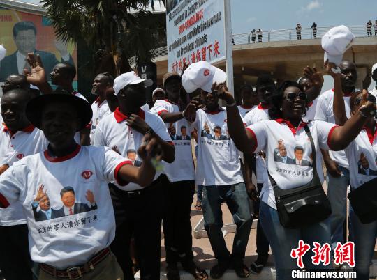 習近平抵達布拉柴維爾數(shù)萬民眾夾道歡迎(圖)