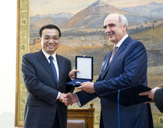 李克強(qiáng)會見希臘議長獲授金質(zhì)勛章
