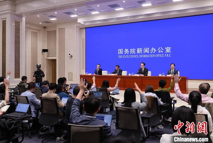 4月17日，中國(guó)國(guó)務(wù)院新聞辦公室在北京舉行新聞發(fā)布會(huì)，國(guó)家發(fā)展改革委副主任劉蘇社，副秘書(shū)長(zhǎng)、國(guó)民經(jīng)濟(jì)綜合司司長(zhǎng)袁達(dá)，政策研究室主任金賢東解讀宏觀經(jīng)濟(jì)形勢(shì)和政策，并答記者問(wèn)。 <a target='_blank' href='/'>中新社</a>記者 楊可佳 攝