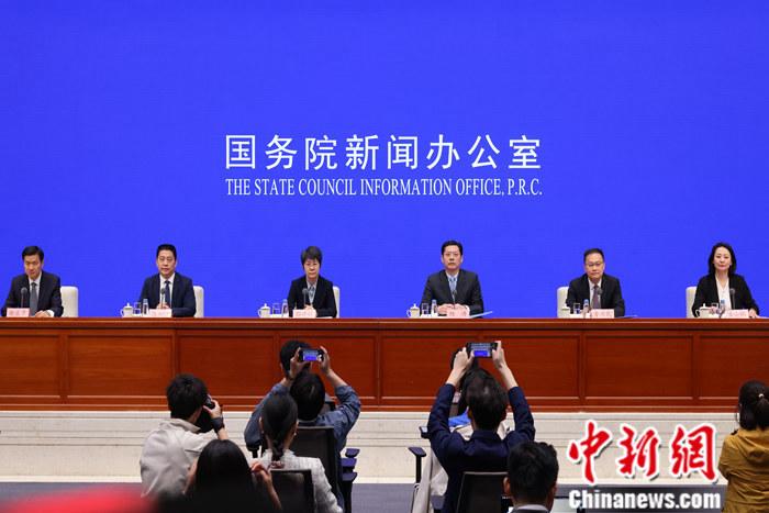 4月19日，中國國務(wù)院新聞辦公室在北京舉行新聞發(fā)布會，商務(wù)部副部長郭婷婷、商務(wù)部綜合司司長楊濤、市場運行和消費促進司司長徐興鋒、對外貿(mào)易司司長李興乾、外國投資管理司負責(zé)人吉小楓介紹2024年一季度商務(wù)運行及工作情況，并答記者問。 <a target='_blank' href='/'>中新社</a>記者 楊可佳 攝 