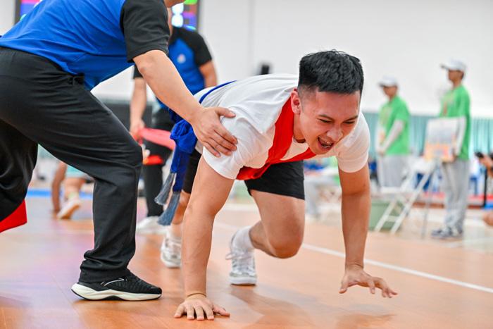 “大象拔河”！一場力與技的較量