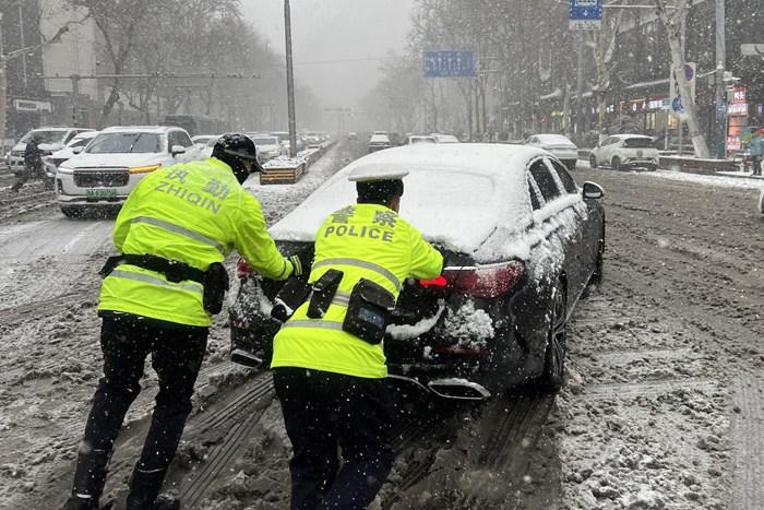 積雪深度超15厘米！濟(jì)南發(fā)布暴雪紅色預(yù)警