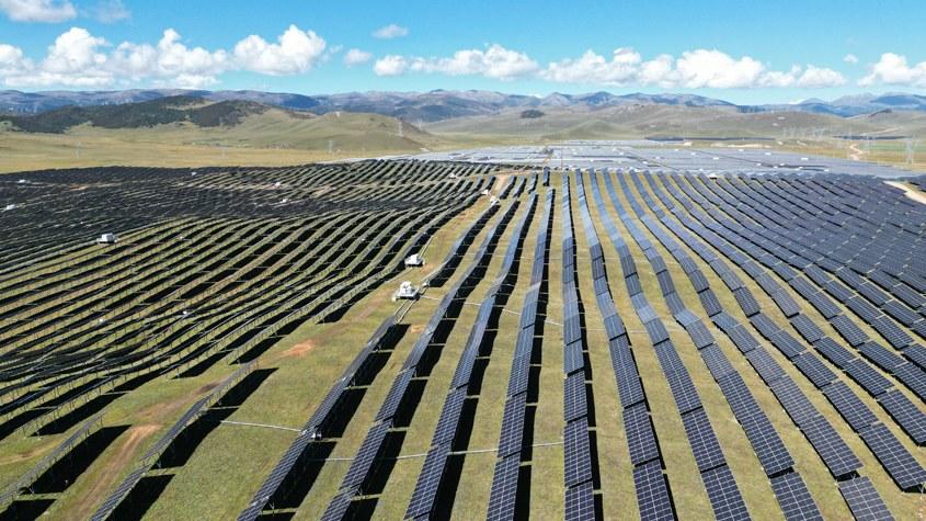 超4000米海拔光伏基地成牦?！疤炷徊蛷d”