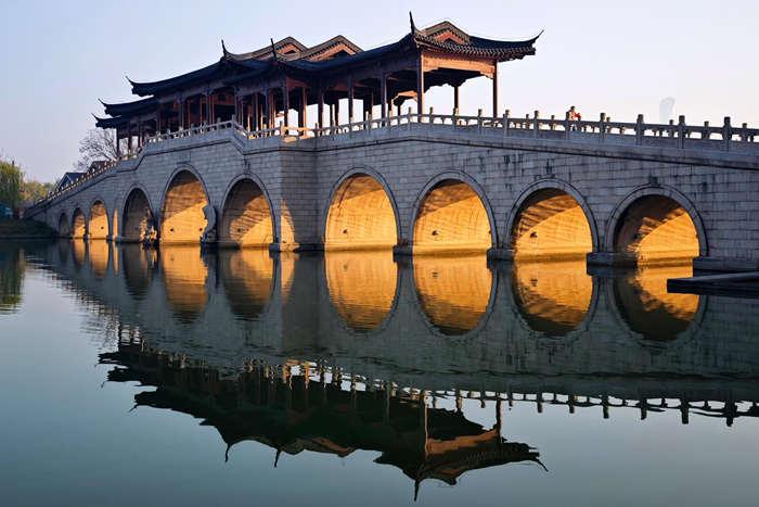 驚艷！蘇州金雞湖上演“金光穿洞”冬日景觀