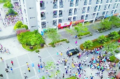 臺(tái)灣地震廈門民眾百態(tài):打赤膊穿睡衣沖下樓